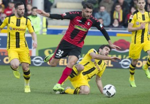 Freiburg's Italian midfielder Vincenzo Grifo (2ndL) and Dortmund's Greek defender Sokratis Papastathopoulos vie for the ball during the first German division Bundesliga football match between SC Freiburg and Borussia Dortmund in Freiburg, southwestern Germany, on February 25, 2017. / AFP / THOMAS KIENZLE / RESTRICTIONS: DURING MATCH TIME: DFL RULES TO LIMIT THE ONLINE USAGE TO 15 PICTURES PER MATCH AND FORBID IMAGE SEQUENCES TO SIMULATE VIDEO. == RESTRICTED TO EDITORIAL USE == FOR FURTHER QUERIES PLEASE CONTACT DFL DIRECTLY AT + 49 69 650050 (Photo credit should read THOMAS KIENZLE/AFP/Getty Images)